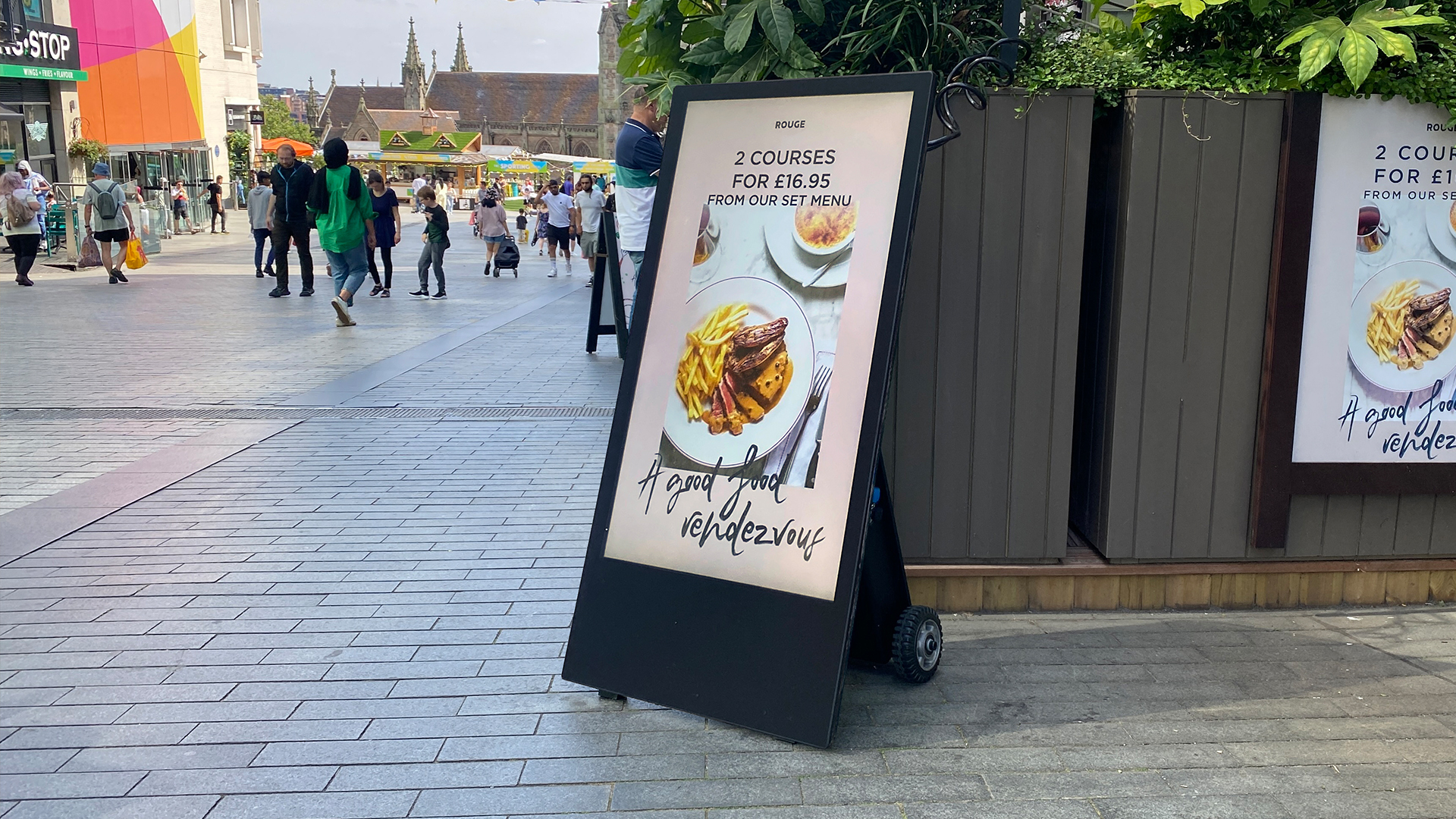 Écrans publicitaires extérieurs portables : l'avenir du marketing numérique mobile